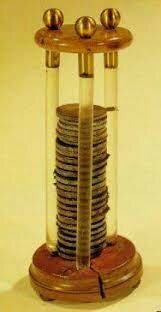 L'Homme invente la pile électrique