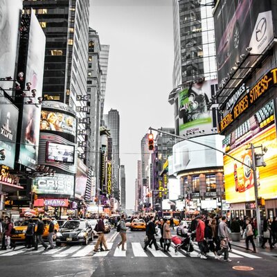 Timeline: Evolución de la publicidad: Del papiro a la publicidad moderna.