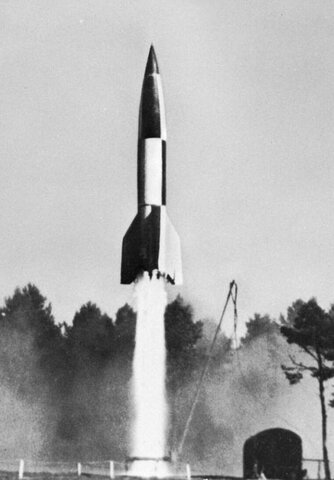 Se lanza el primer cohete V-2