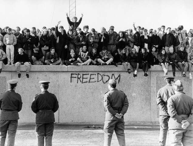 Es construido el muro de Berlín.