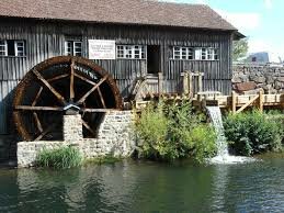 L'homme invente les moulins à eau : énergie hydraulique