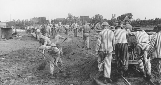 Les presoneres de Ravensbrück començen a fer treballs forçats