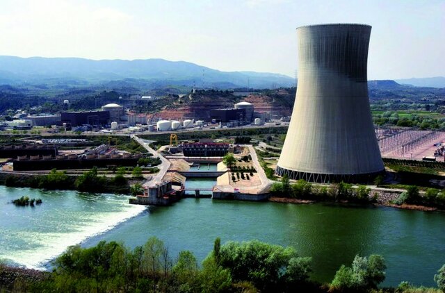 GRAN BRETAÑA PONE EN MARCHA SU PRIMERA CENTRAL NUCLEAR COMERCIAL