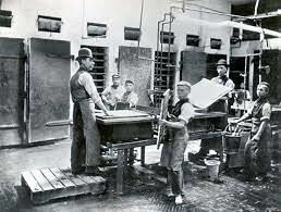 El poder político pierde fuerza.