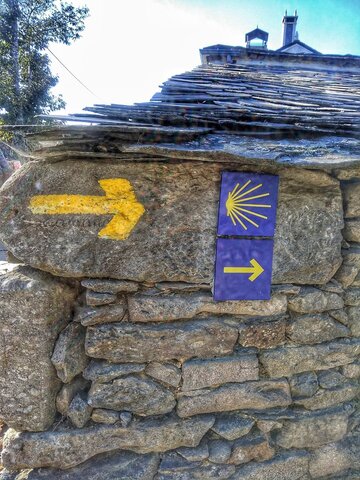 Señalización del camino con flechas