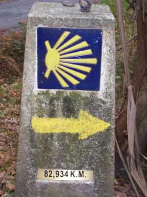 Señalización del camino con mojones kilometricos