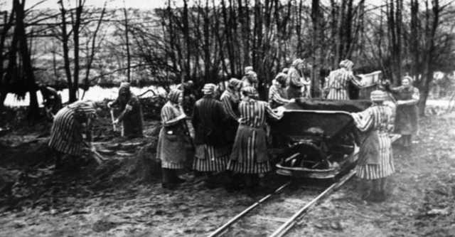 Les presoneres de Ravensbrück comensen a fer treballs forçats