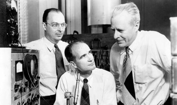Los Físicos John Bardeen, Walter Brattain y William Shokkley desarrollan el primer transistor en los laboratorios de Bell.