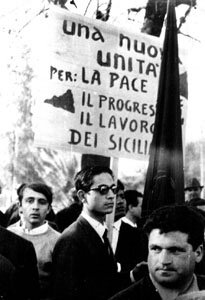 Milita nei gruppi di Nuova Sinistra. Lotta contro l'esproprio delle terre ai contadini.