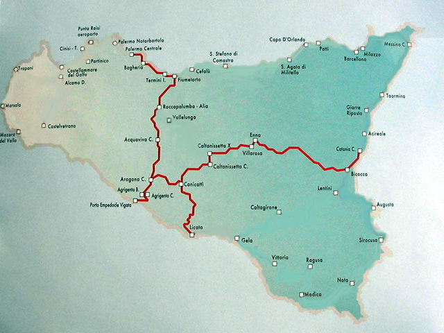 Un lungo percorso ferroviario collega le città di Palermo e Catania