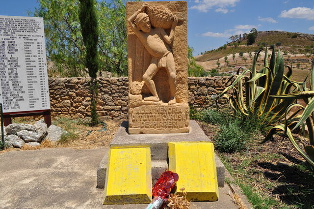 Un disastroso incendio nella zolfara di Gessolungo provoca la morte di 65 minatori, di cui 19 “carusi”