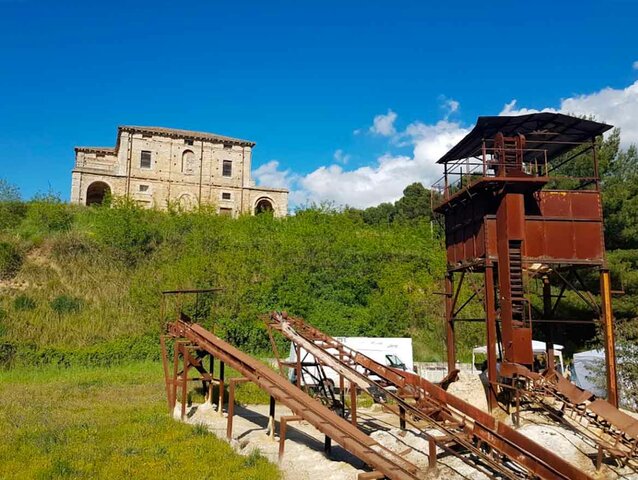 Con la legge n. 34, la Regione Sicilia stabilisce la dismissione del settore solfifero con la chiusura definitiva di tutti gli impianti