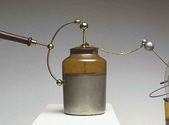 Primera valmacenamineto de energía eléctrica