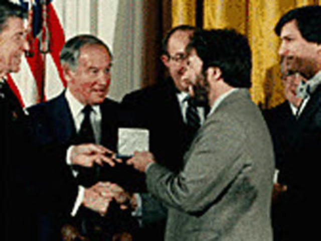 Рональд Рейган вручает медали за развитие тех. прогресса