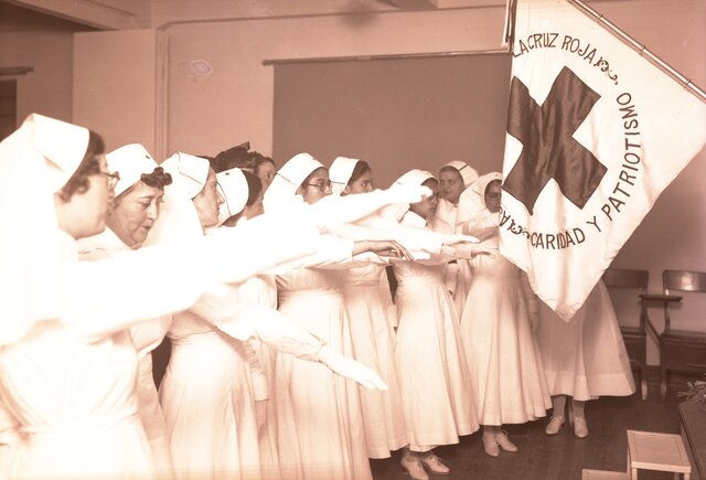 Los Servicios Médicos de la Cruz Verde cambian su denominación a Jefatura de Servicios Médicos, dependiente de la Dirección de Acción Social del Departamento del Distrito Federal.