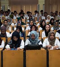 Necesidad de regular la educación a distancia.