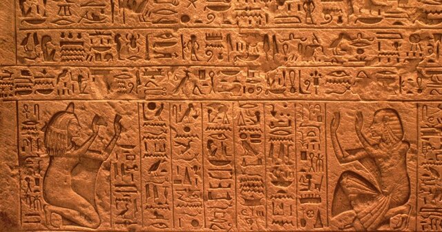 Se crea la escritura jeroglífica egipcia
