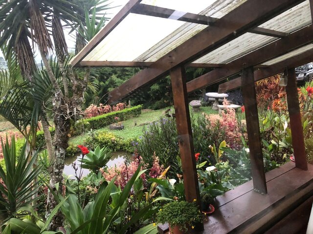 Vistas exteriores de la Casa de Recreo, donde se observa el uso de la madera y la integración con el entorno.