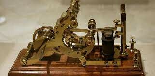 Samuel Morse crea el telégrafo.