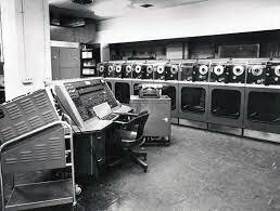 Nace primer ordenador comercial. Es el UNIVAC 1, que fué desarrollado por la Howard Aiken Sperry-Rand Corporation y lo compró la Oficina del Censo de Estados Unidos. Su memoria era de 1.000 palabras y era capaz de leer cintas magnéticas.