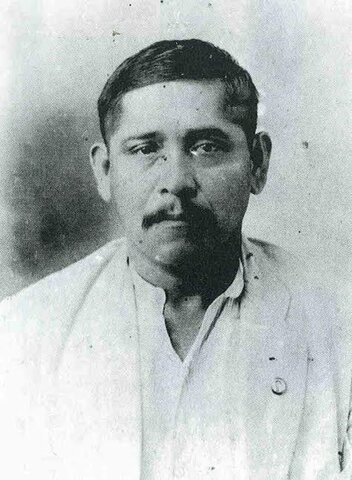 El general octaviano solis y Francisco May Pech desfilan.