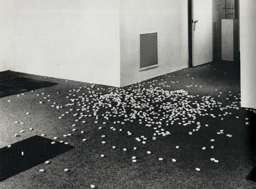 Carl Andre i Spill (Scatter Piece)