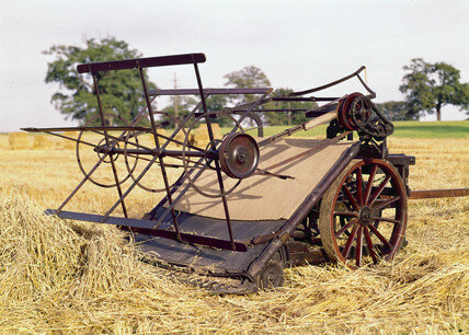 The reaping machine (moissonneuse)