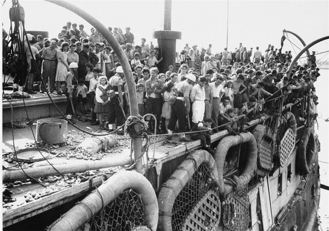 PASSENGERS ON THE REFUGEE SHIP EXODUS 1947