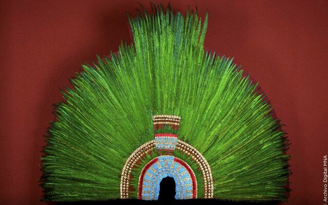 Es retirado de México el penacho de moctezuma