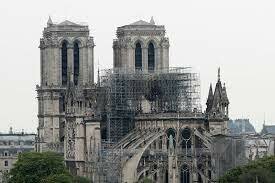 Inicio de la construcción de Notre Dame.