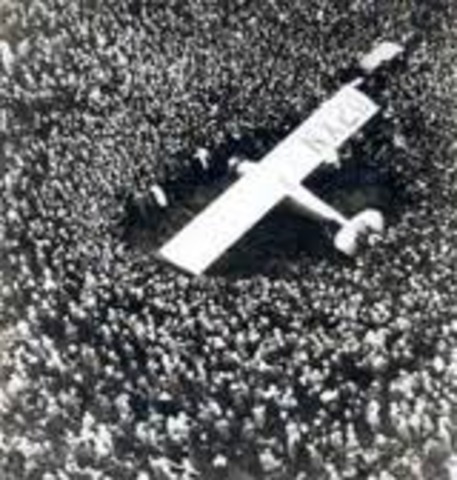 Lindbergh lands in Paris