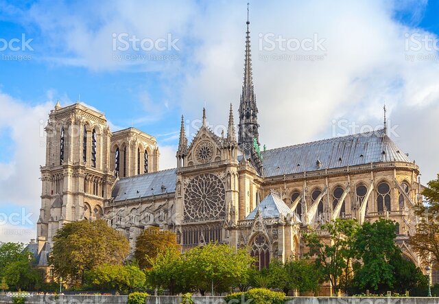 Inicio de la construcción de Notre Dame