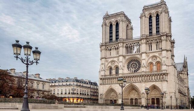 Inicio de la construcción de Notre Dame.
