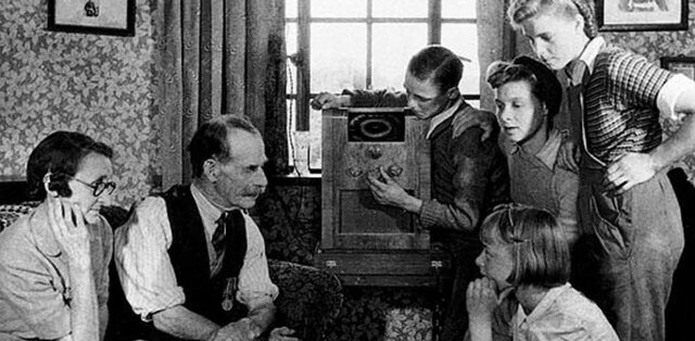 1920 – Aparece y se populariza la Radio.