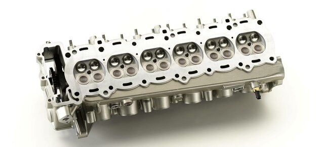 Primer coche con motor de 6 cilindros