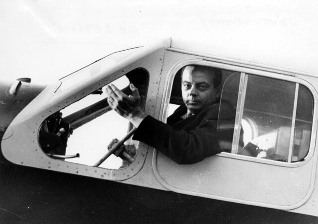 Saint-Exupéry passe son baptême de l'air