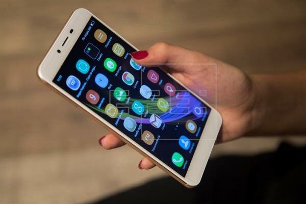 2012 - Teléfonos inteligentes con redes sociales integradas, inmediatez de la información.