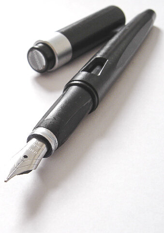 Pluma permanente o estilógrafo.