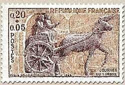 Los persas organizaron una especie de Servicio Postal.En el imperio romano los correos llegaban a recorrer 320 km,en 24 horas.