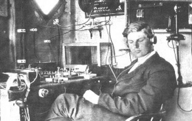 Se hacen experimentos con radiodifusión AM.