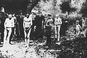 Avvio della politica nazista di sterminio  degli ebrei tramite fucilazioni di massa e camion a gas nei territori controllati.