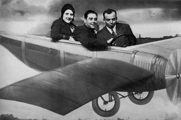 Devient pilote de vol de nuit