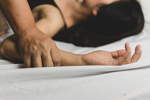 El hijo del patrón empieza a abusar de Celia