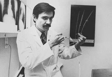 42 AÑOS DE QUE GRUENTZIG REALIZO LA PRIMERA ANGIOPLASTIA EN PACIENTE DESPIERTO