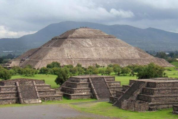 Construcción de la pirámide del sol en Teotihuacan