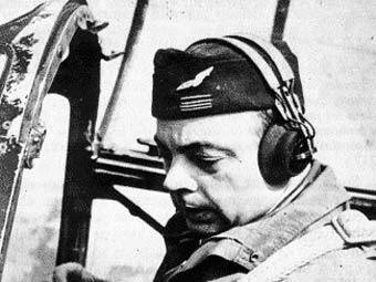 Saint-Exupéry devient pilote sur des vols de nuit