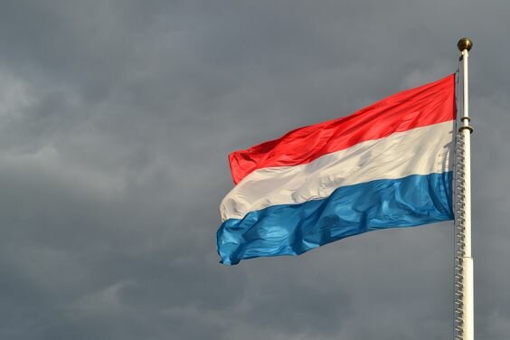 Ley reguladora del uso de datos personales procesados automáticamente.