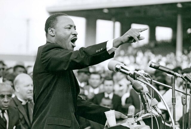 Martin Luther King: Lucha contra la segregación racial.