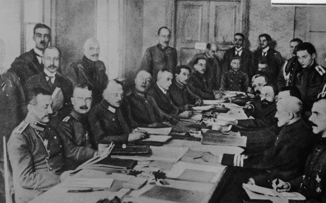 Triunfo de la Revolución bolchevique en Rusia y firma del Tratado de Brest-Litovsk.