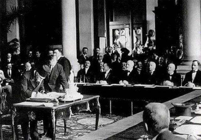 Tratado de Sévres con Turquía.